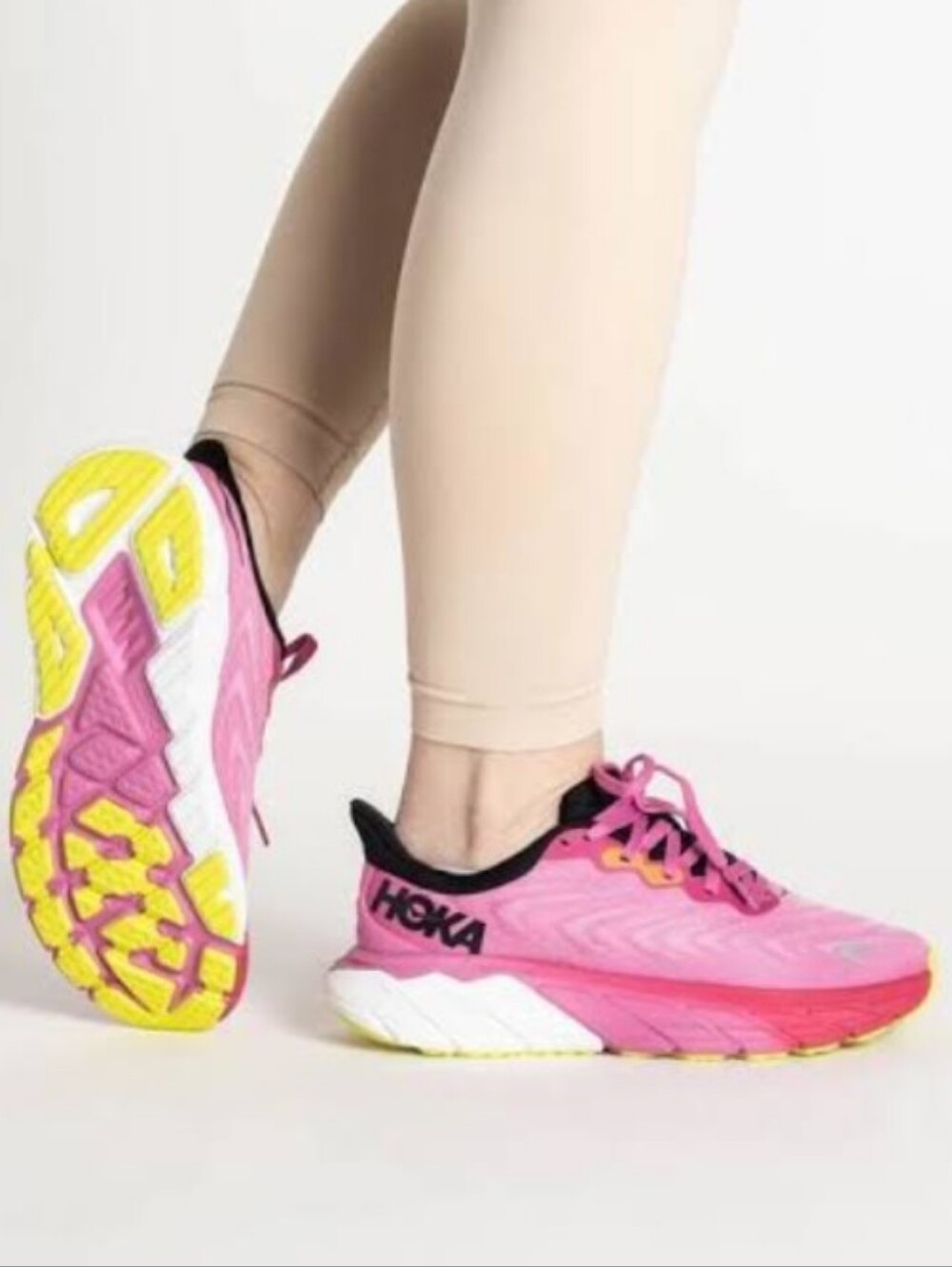 Hoka Arahi 6 Sneaker Strawberry Black Regular Width